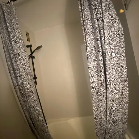 Bel Spacieux ,convivial De 3 Avec Parking Prive Secure Apartmán