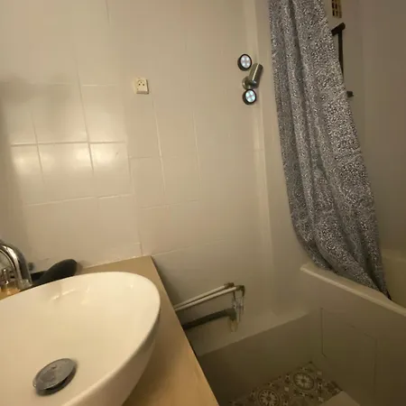 Bel Spacieux ,convivial De 3 Avec Parking Prive Secure Apartmán Caen