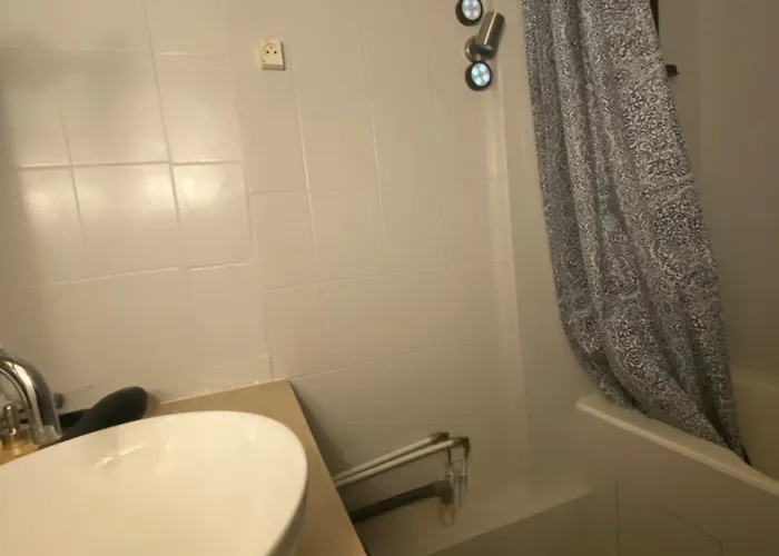 Bel Spacieux ,convivial De 3 Avec Parking Prive Secure דירה קאין