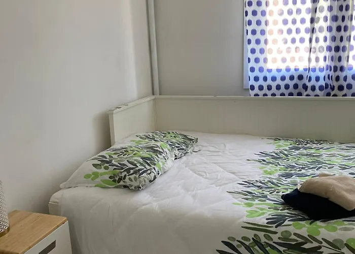 Bel Spacieux ,convivial De 3 Avec Parking Prive Secure דירה קאין